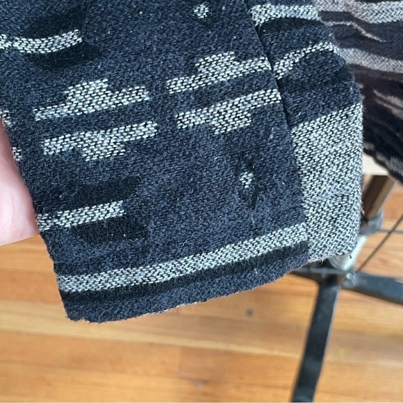 Forever 21 Southwestern Aztec Print Cardigan Open Front Sweater- Size Medium - Picture 5 of 7